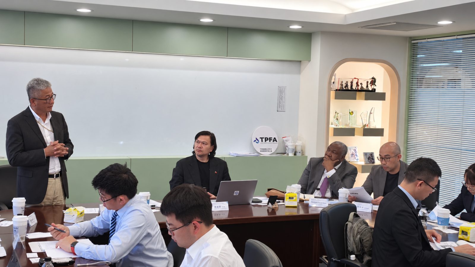 鍾興博總經理向Dube次長說明台灣支付的發展歷程