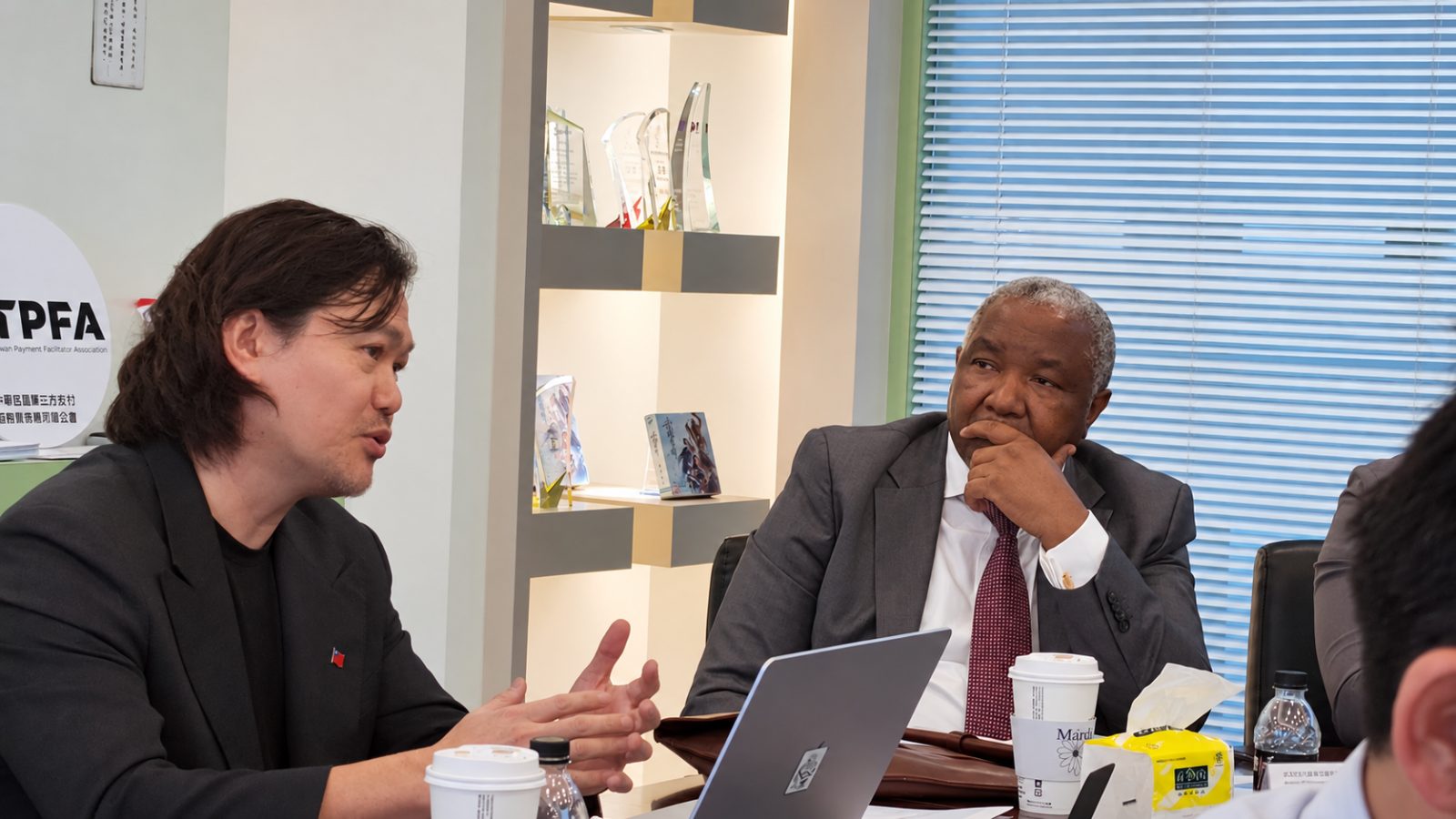蕭理事長向Dube次長說明目前AI的應用方向,代理支付運用的場景